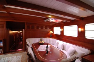Zephyria II - saloon 1.JPG